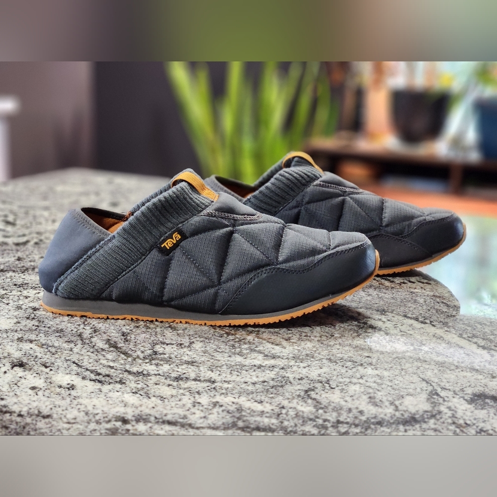 ReEMBER Teva men's size 11 like-new